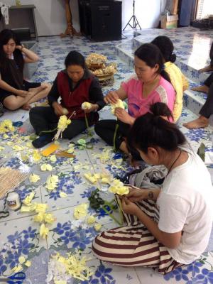 38. อบรมเชิงปฏิบัติการการทำดอกไม้จันทน์ วันที่ 4 กุมภาพันธ์ 2559 ณ ชุมชนหนองหลวง อ.ลานกระบือ